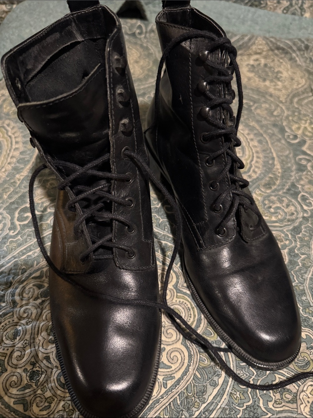 Vintage - LEATHER LACE UP BOOTS - Bandolino - original black laces - SZ 8M